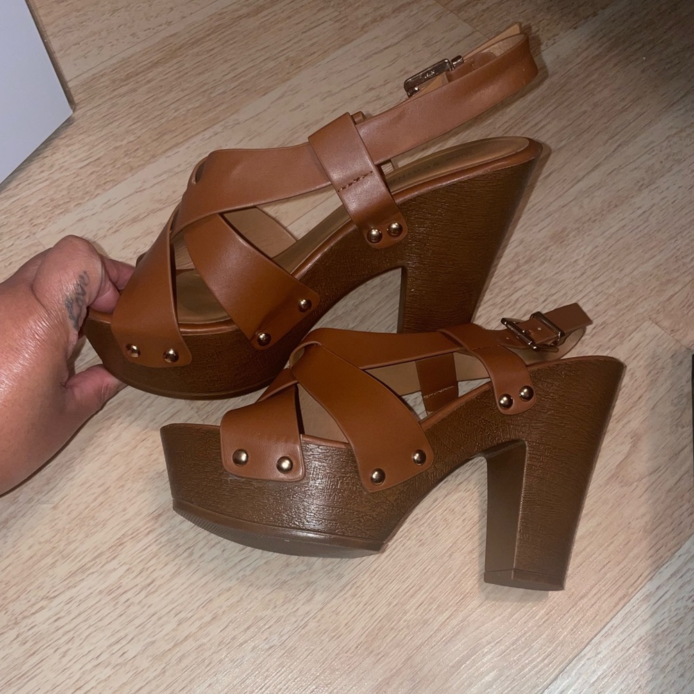 Women’s size 9 4in chunky heeled sandals
